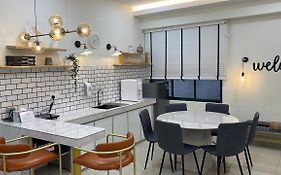 Gracious ~ Walking Distance To See, Shop And Eat